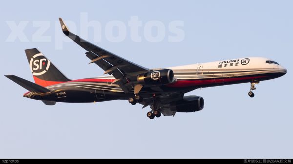 B-1145降落pek