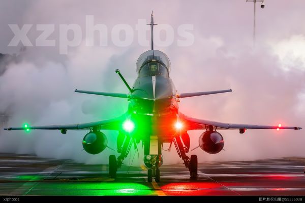 中国空军八一飞行表演队10号机在夜间进行空中放油测试