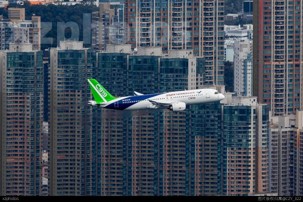 C919飞跃维港