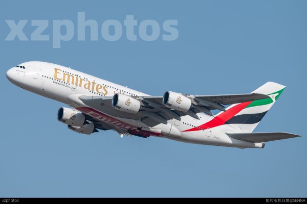 EK318备降首都机场