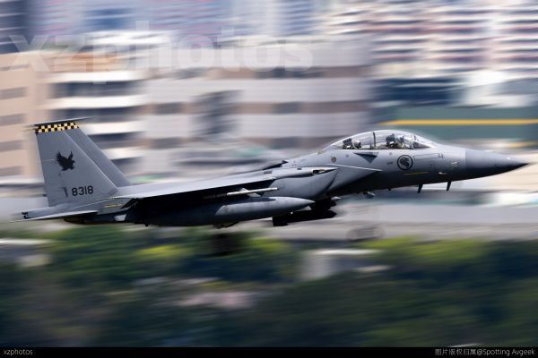 F-15SG低空通场