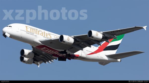 EK318备降北京起飞