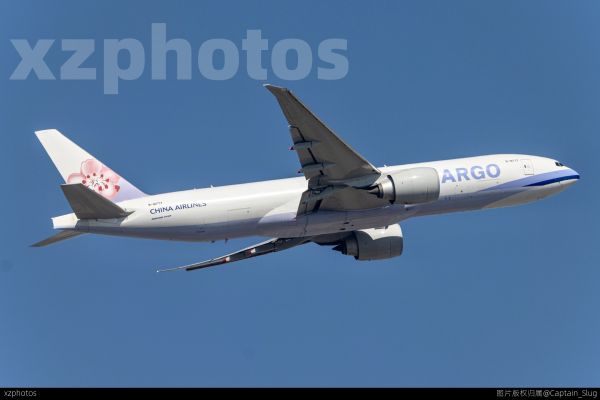 华航77F在晴空中起飞