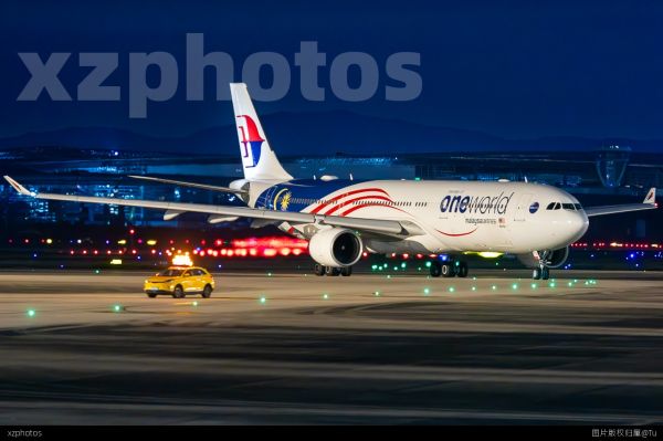 深夜悄悄入场的马来西亚航空寰宇一家彩绘