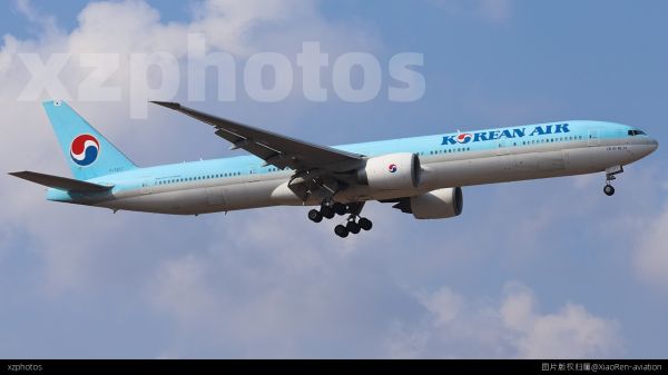 大韩航空b777-300er降落青岛胶东机场