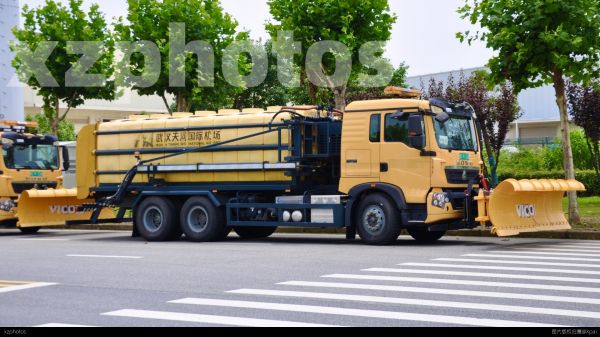 地面中型除雪车