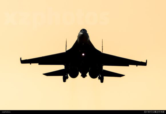 Su35迎着金光落地