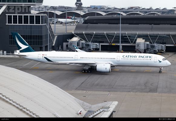 CX828 HKG-YYZ