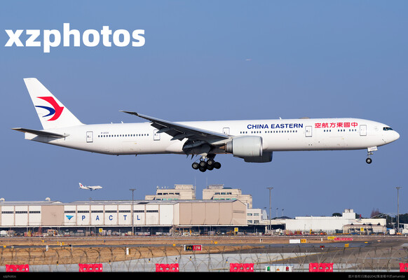 China Eastern Airlines B77w landing