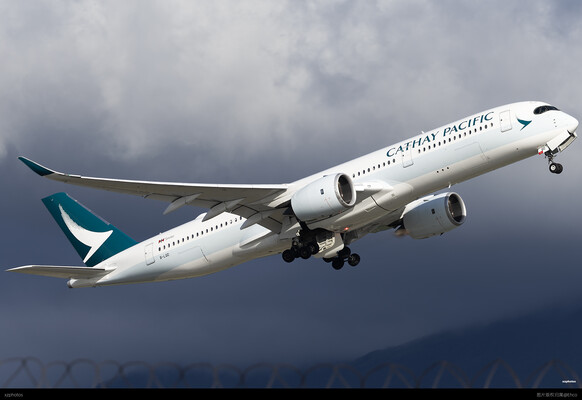 国泰A350在乌云天气之下起飞