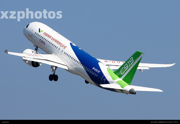 C919完成南昌飞行大会后大角度离场返回东营主基地