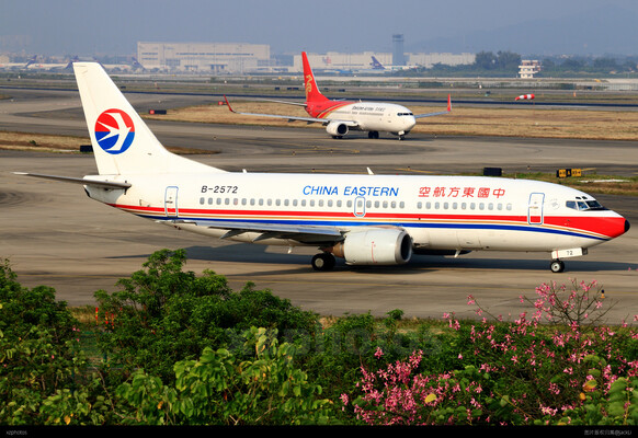 中国东方航空 737-300 B-2572