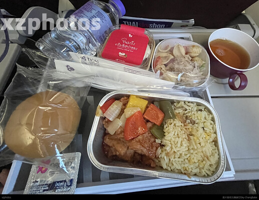 泰航酸辣鸡块套饭+乌龙茶