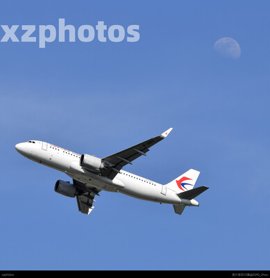 东航320与月亮同框