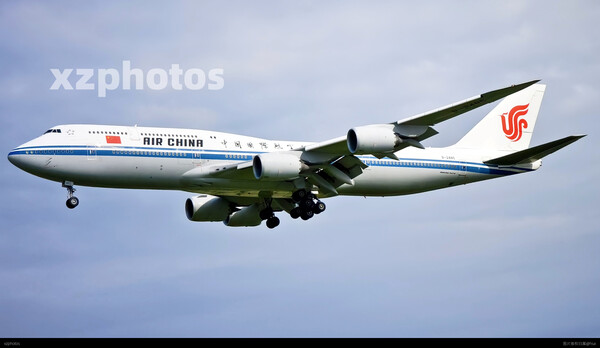 B748