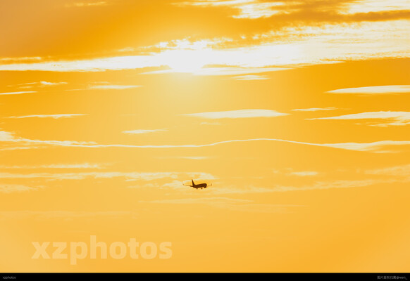夕阳下的737
