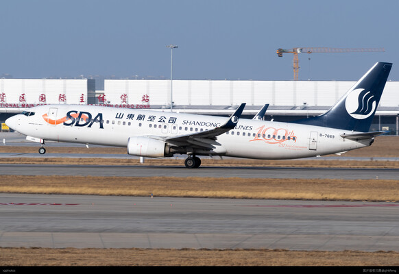 山航100th737