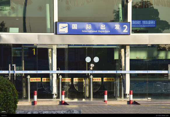 这扇门似乎已经好久没有使用过
