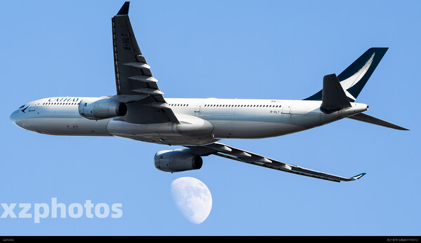 Cathay Pacific A330-300 B-HLT