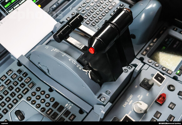 B-LQE throttle close-up