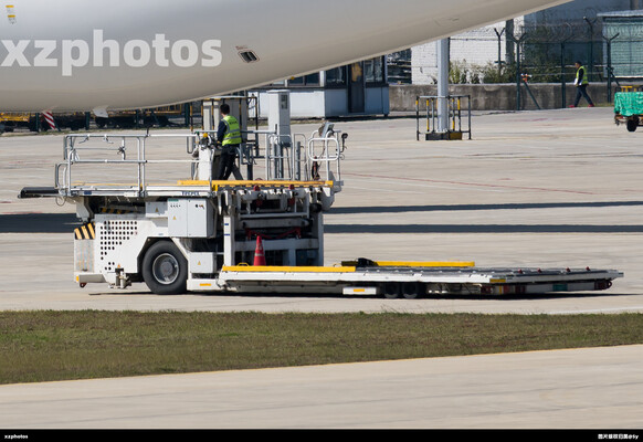 机场行李牵引车
