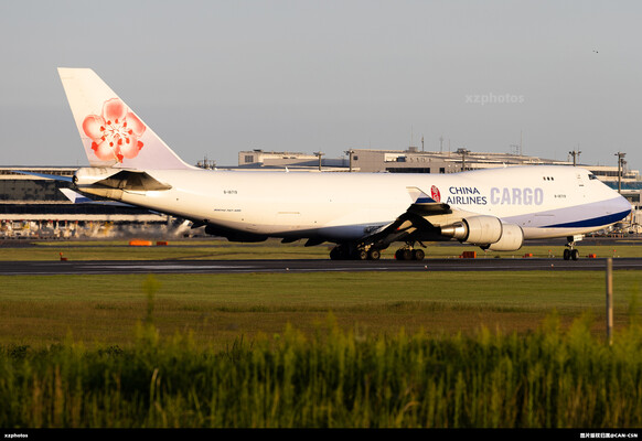 黄昏下的华航744