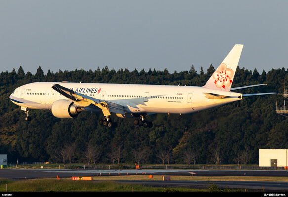 华航77W落地成田