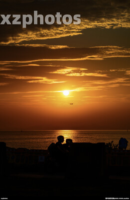 夕陽下的人與飛機