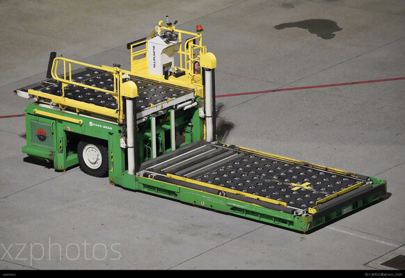 晚上的長榮裝卸車