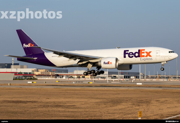 黄金光下降落的FedEx