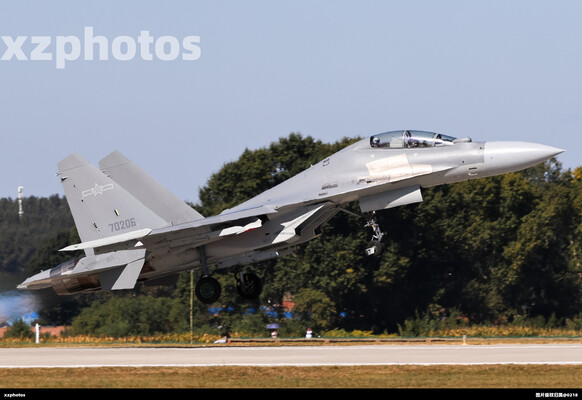 长春航展歼-16起飞抬轮