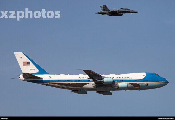 Trump visit Malaysia fly passing 32L with TUDM F18