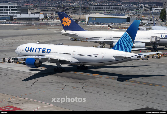 United Airlines taxiing for departure