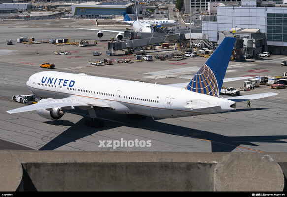 United Airlines taxiing for departure