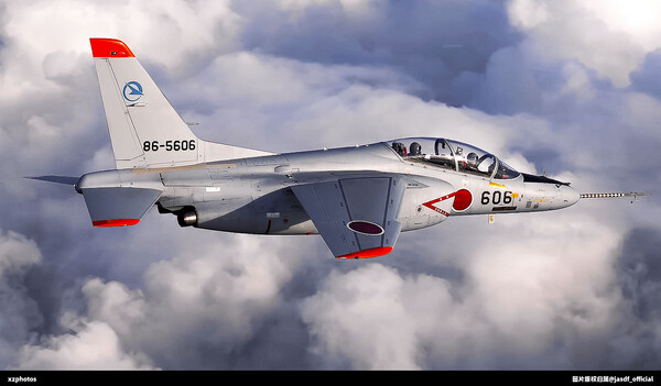 空対空でT-4戦闘機を撮影する