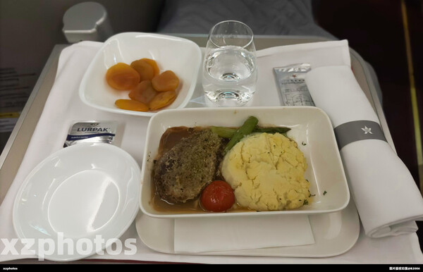 HX611商務艙东京至-香港餐食