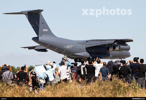 人民托举的飞机