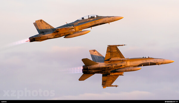 夕阳下的cf18编队飞行