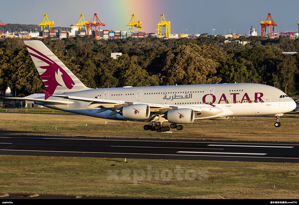 卡塔尔彩虹相伴落地