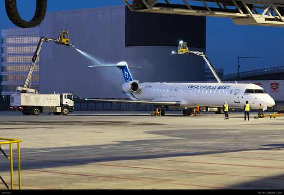 早晨出港的华夏CRJ