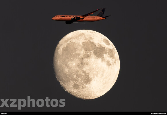 美联航787-9罕见凌月