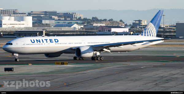 美联航777在旧金山滑行