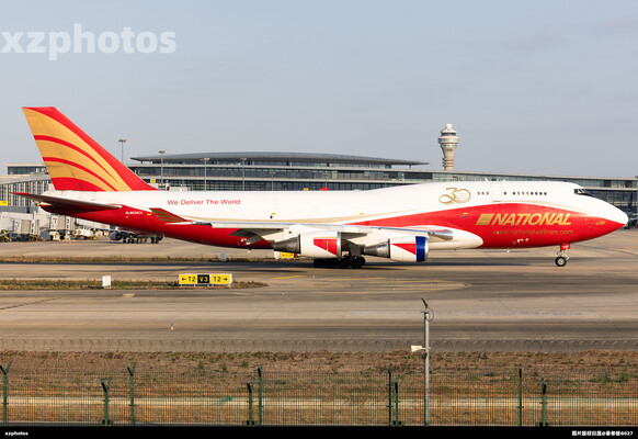 黄金光下的灭火机