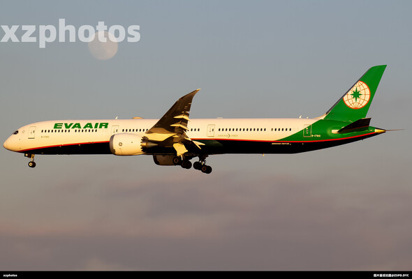 飞机和月亮同框