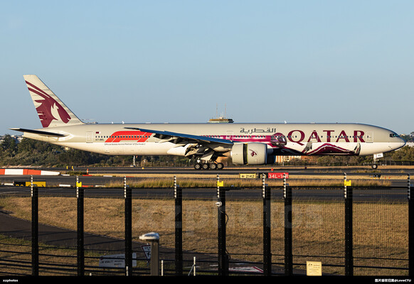 卡塔尔F1彩绘 黄金光落地