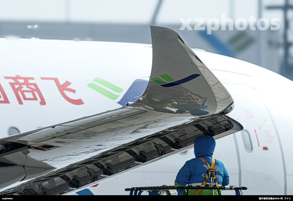 商飞内部人员正在维修C919-600