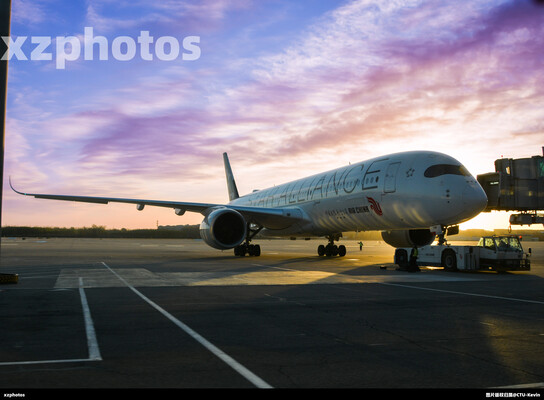 停机坪上等待推出的308M