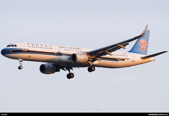 南航A321迎着金光进港