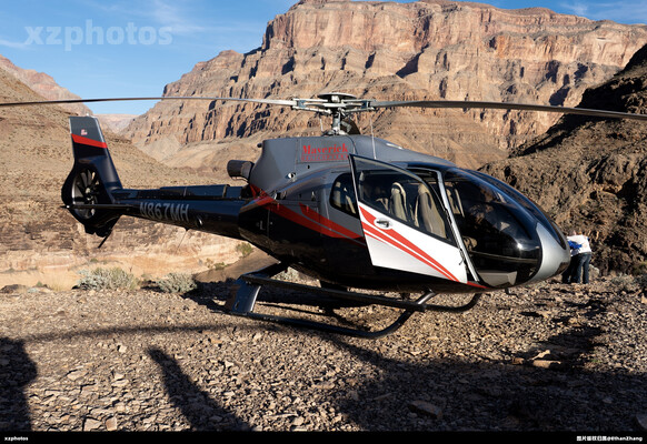 美国科罗拉多大峡谷下的直升机