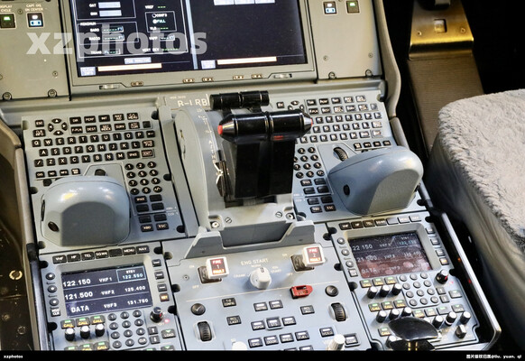 国泰航空CX317上海-香港 B-LRB驾驶舱